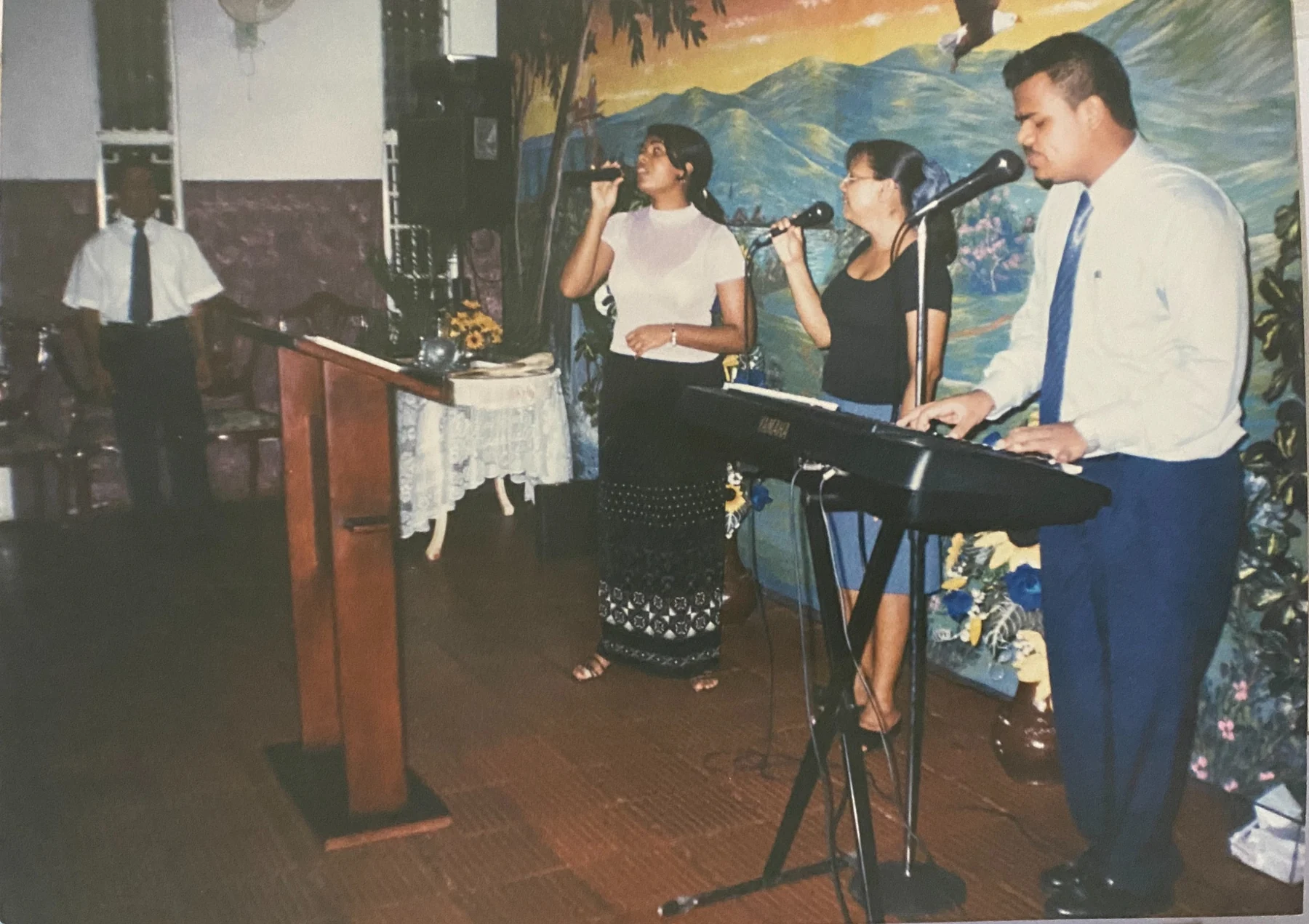 Fotografía histórica de Wiliam Oliveira tocando teclado