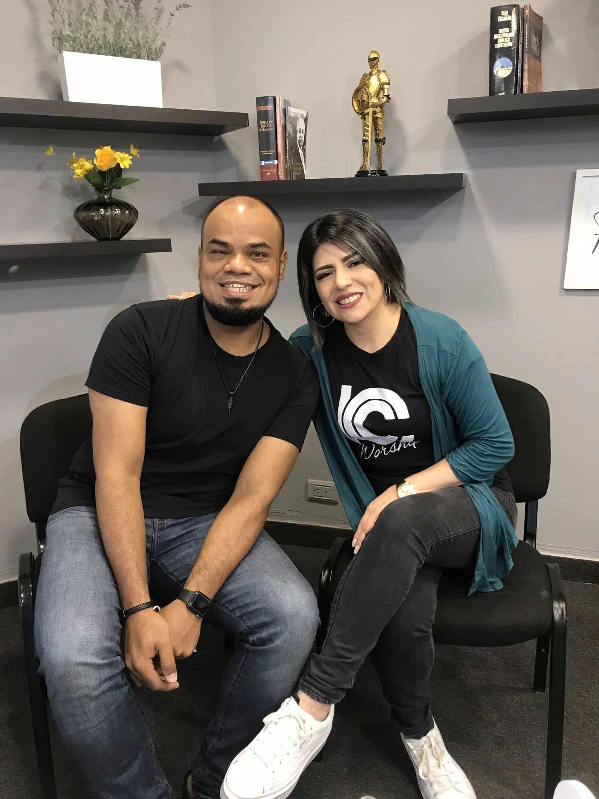 Wiliam Oliveira ao lado de sua esposa