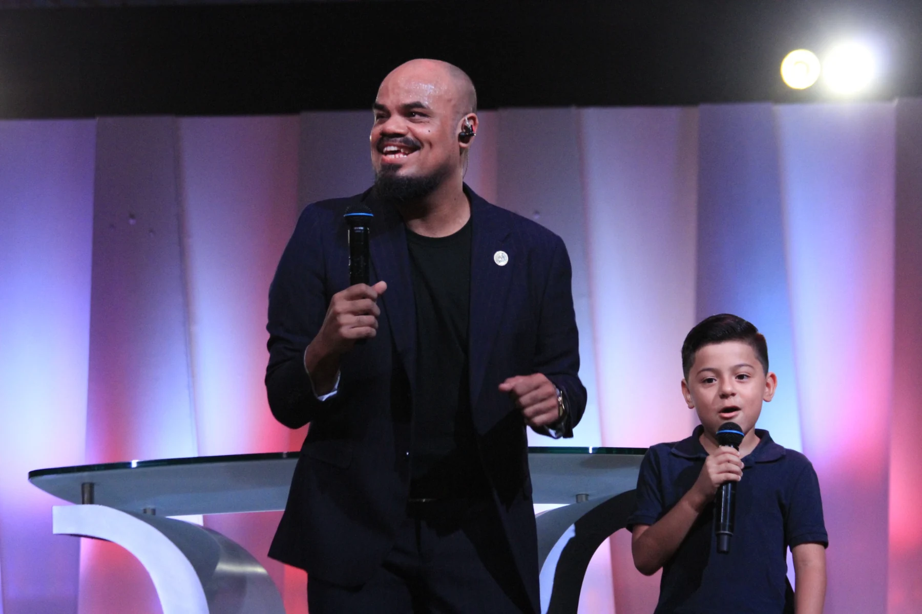 Wiliam Oliveira compartiendo el escenario con un niño
