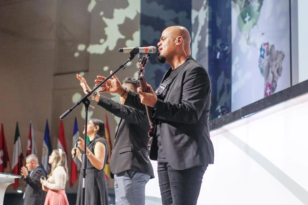Pastor Wiliam Oliveira no palco com violão