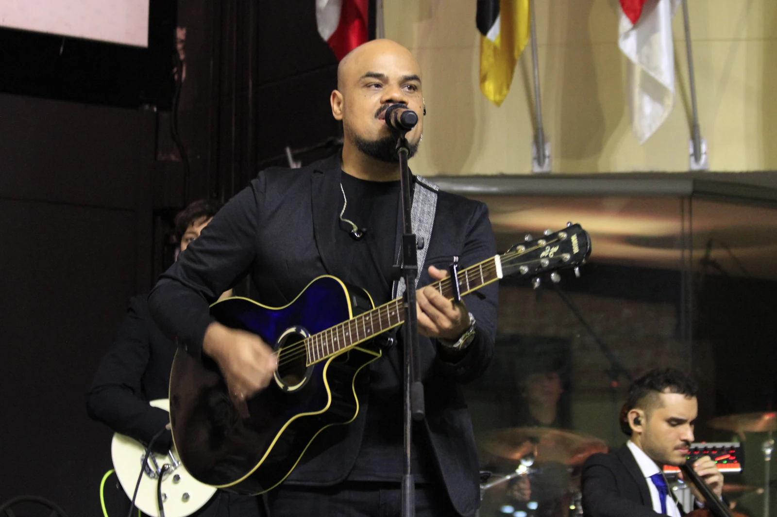 Pastor Wiliam Oliveira ministrando com violão