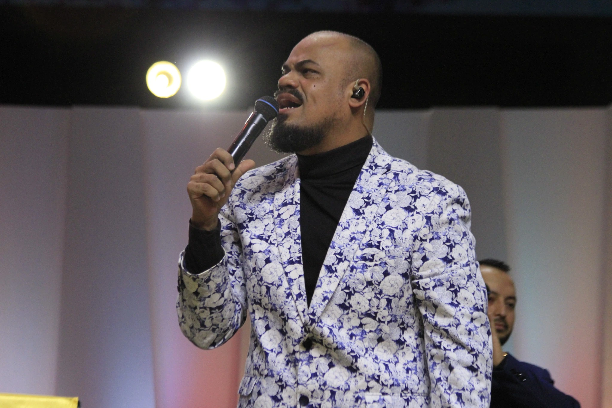 Pastor Wiliam Oliveira ministrando no palco