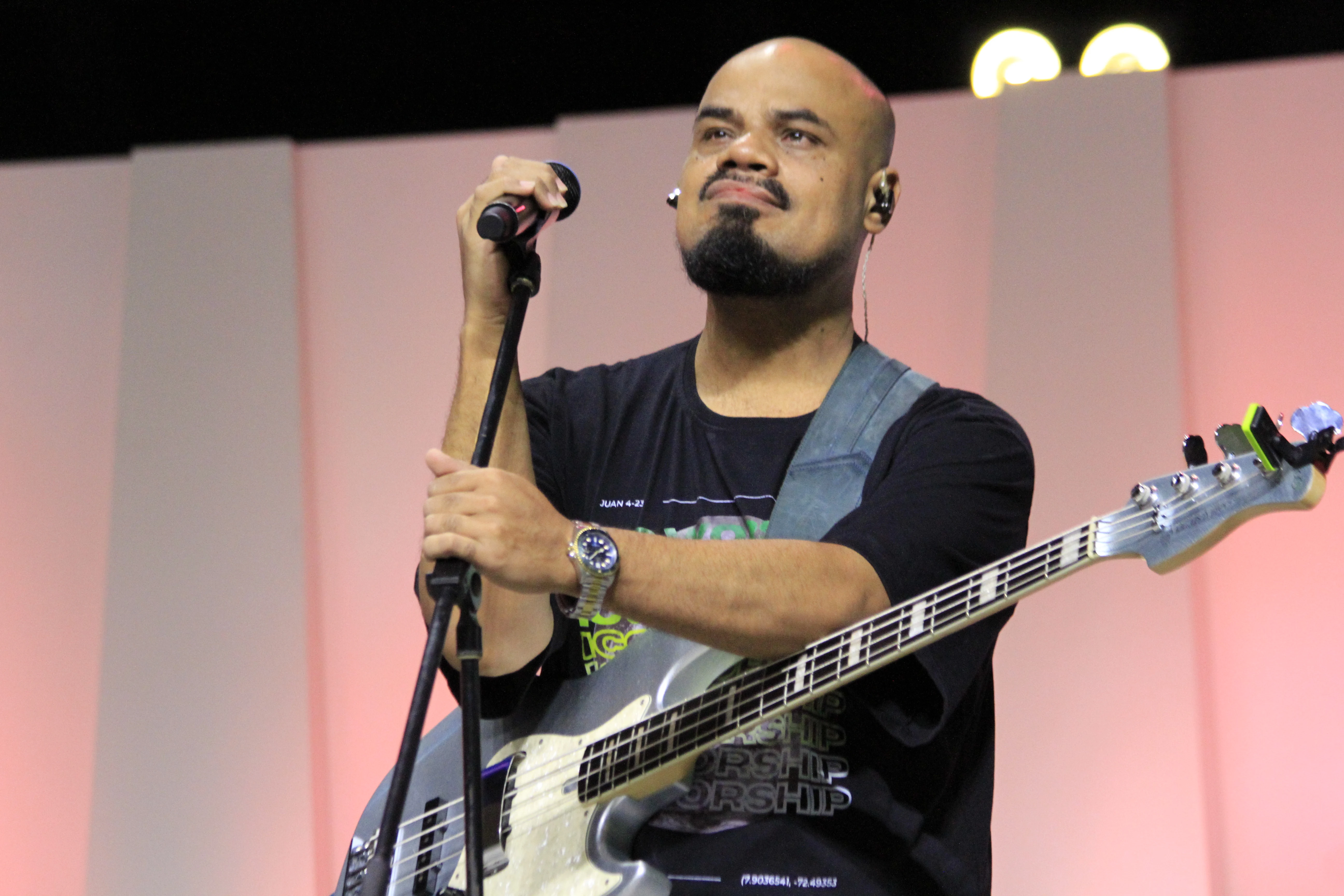 Wiliam Oliveira ministrando com violão