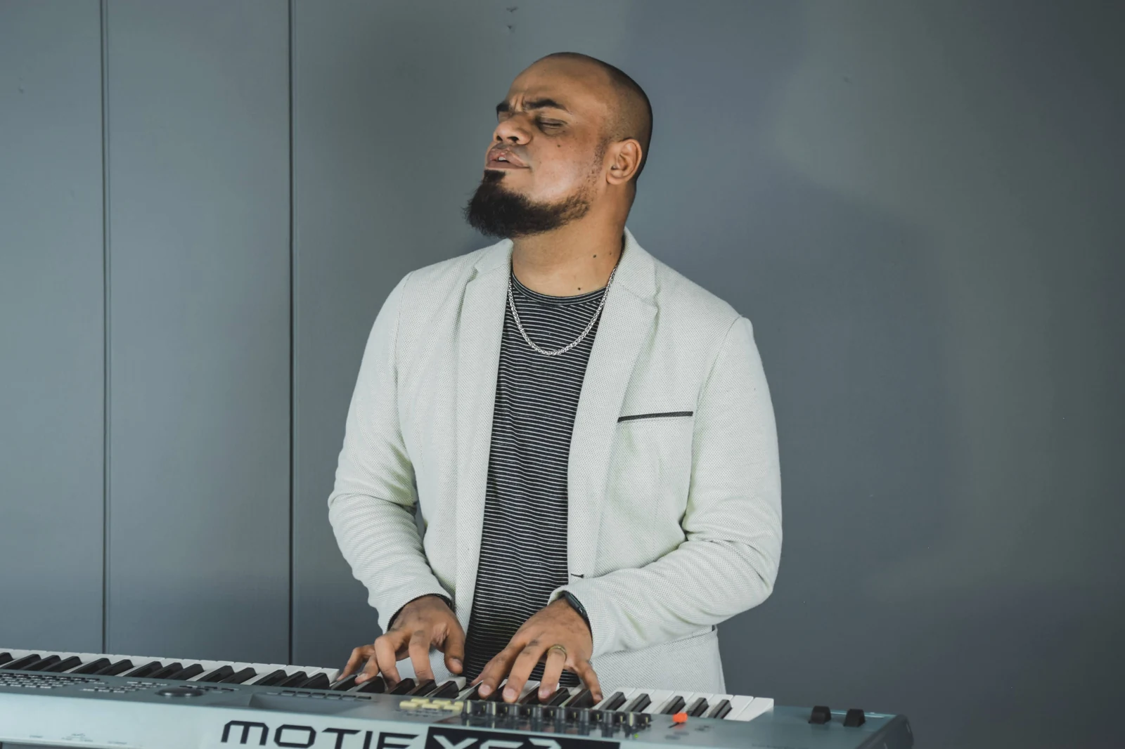 Wiliam Oliveira ministrando en música
