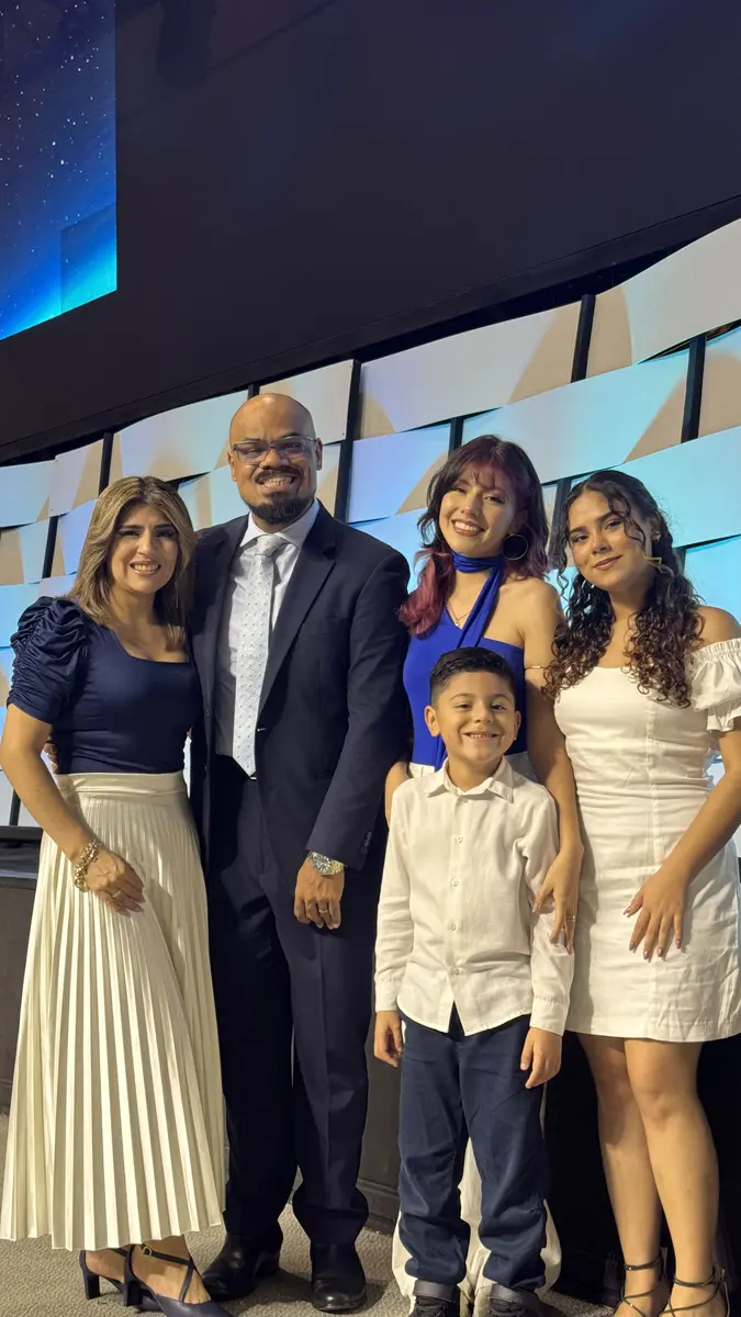 El pastor Wiliam Oliveira junto a su familia