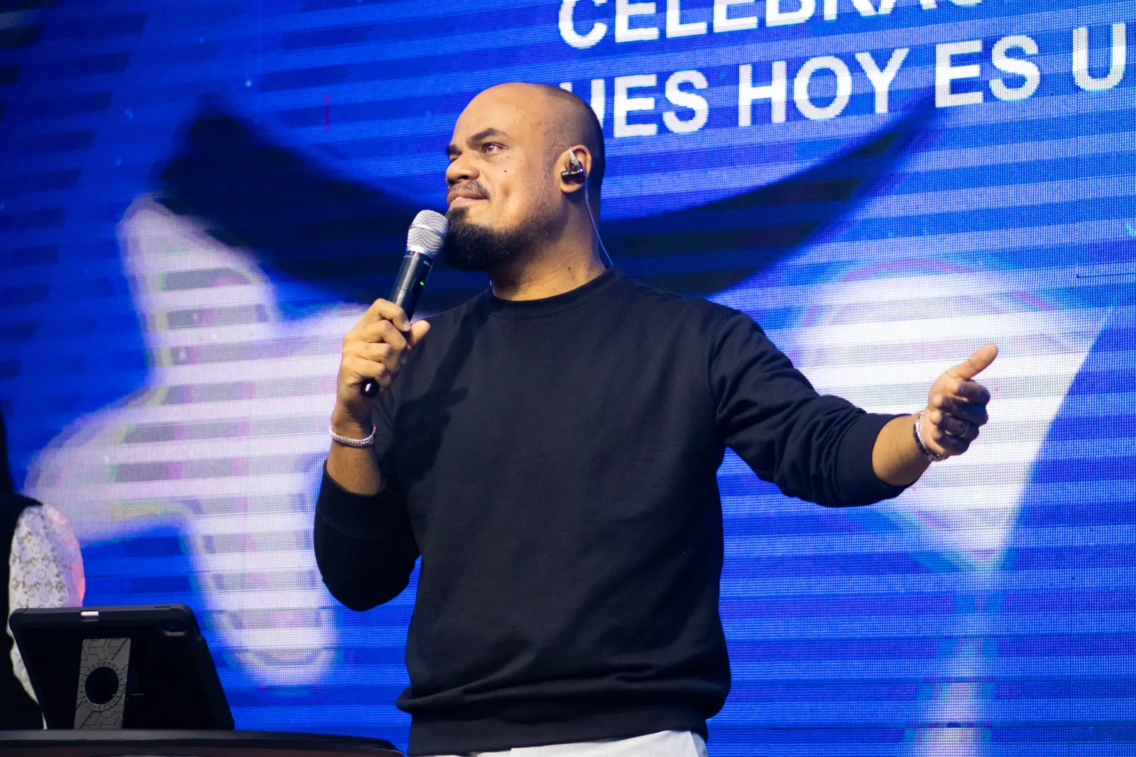 Pastor Wiliam Oliveira compartiendo un mensaje desde el escenario