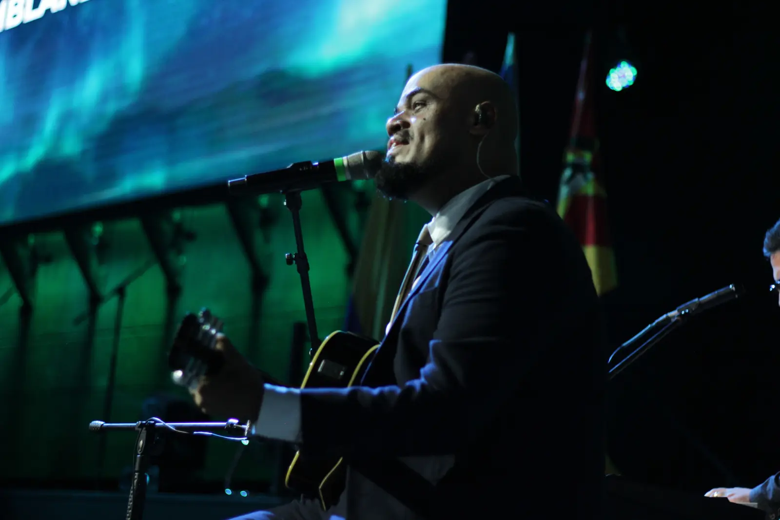 Pastor Wiliam Oliveira ministrando con guitarra