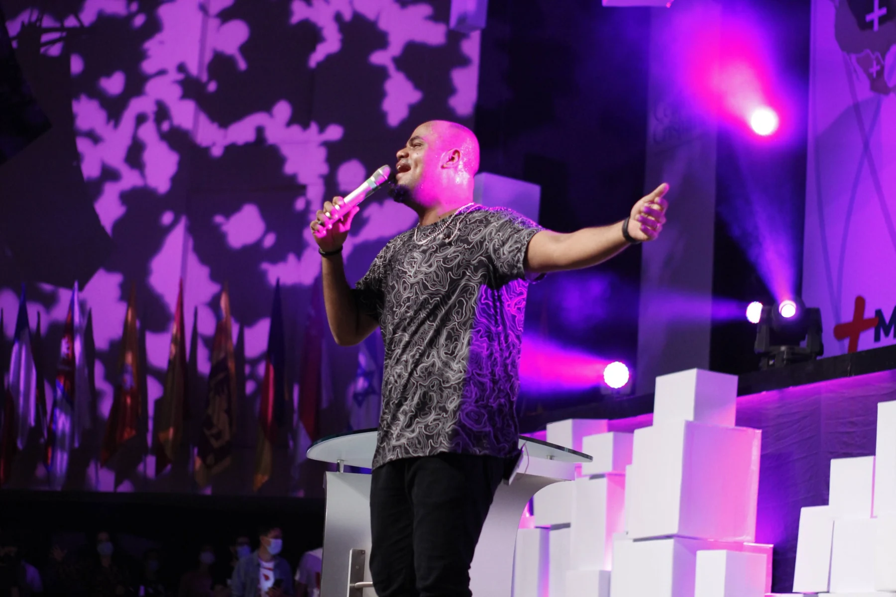 Wiliam Oliveira ministrando en escenario