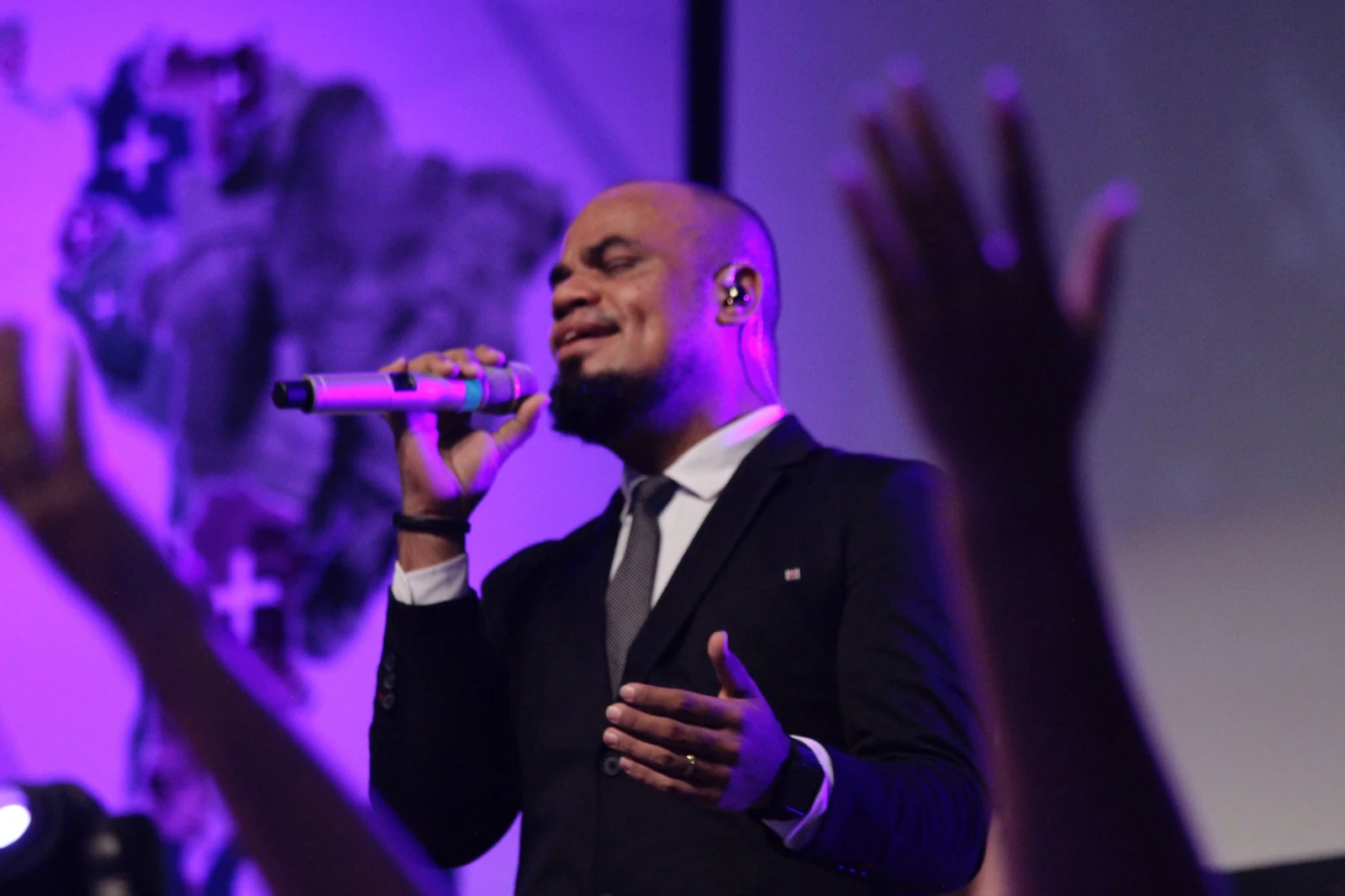 Pastor Wiliam Oliveira cantando no palco