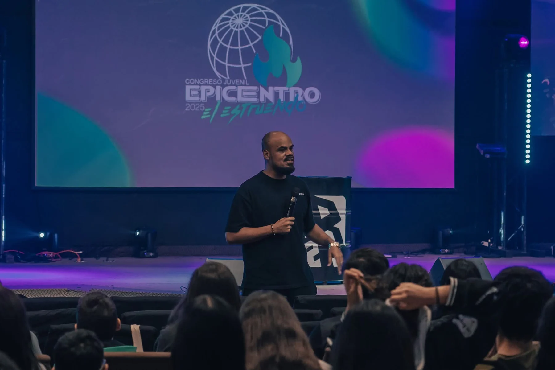 Wiliam Oliveira enseñando en un congreso juvenil